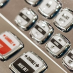 Современный игровой зал с технологичными столами для блэкджека в мегаполисе