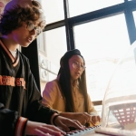 Цифровые развлечения в современном мегаполисе с технологическими решениями