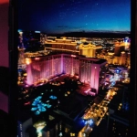 Современная рулетка в технологическом мегаполисе с небоскребами